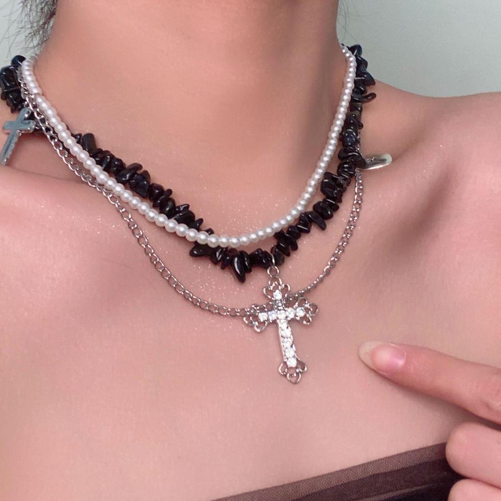 Chic Cross Pendant Necklace for Women - Trendy, Versatile, and Luxurious Clavicle Accessory.