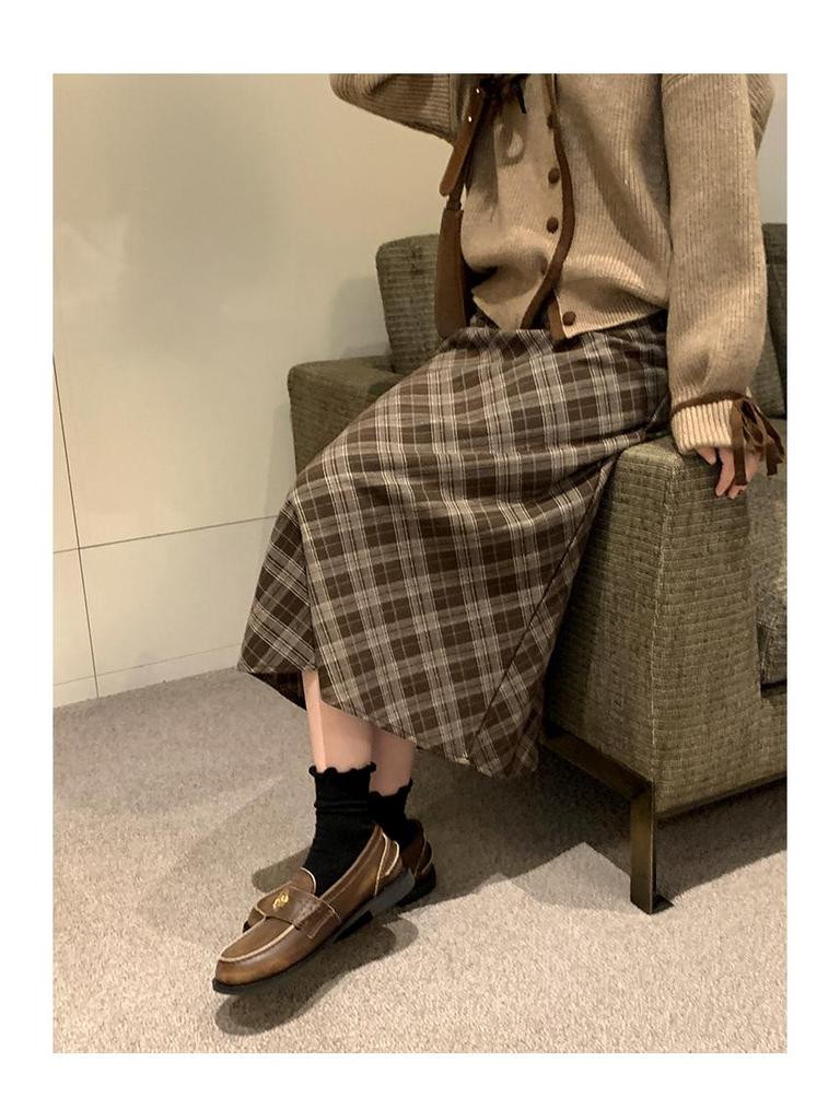 Клетчатая юбка средней длины с флисовой подкладкой - Зимняя коллекция 2025: Универсальная юбка в стиле милк-ти