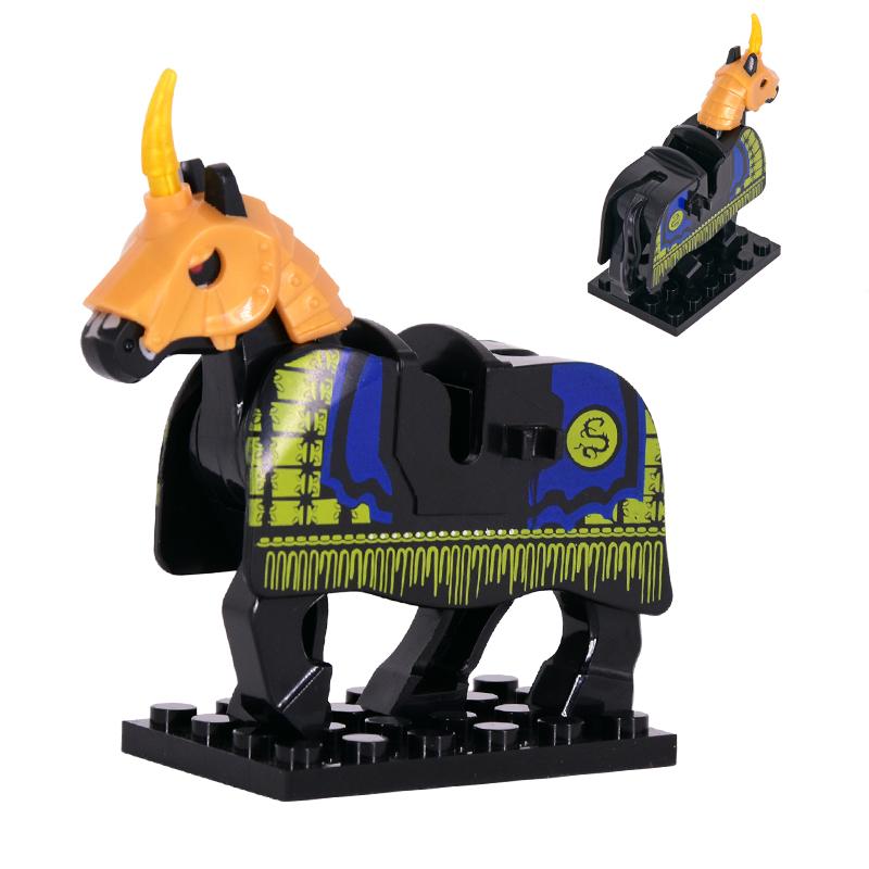 1pcs Medieval Horses Grey Bodies Blue Saddle Blankets White Horse Emblems Yellow Trims Building Block