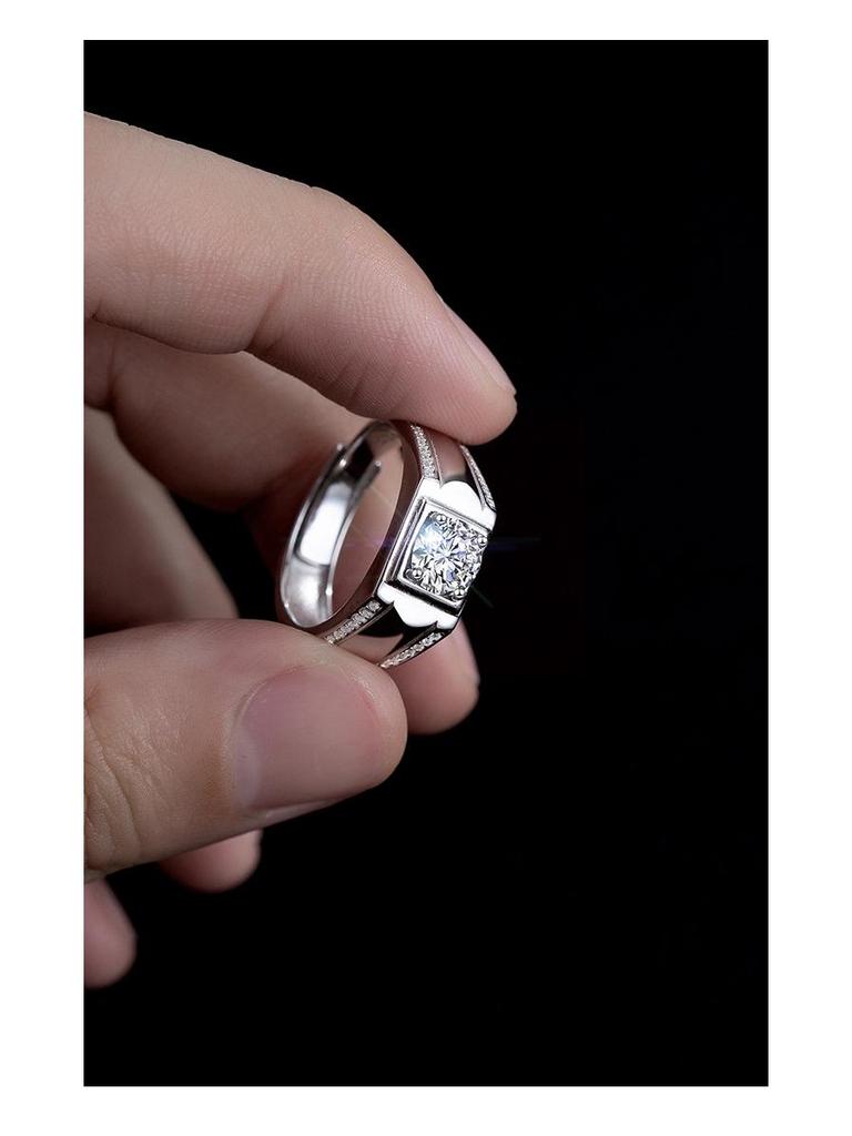 Мужское кольцо из серебра 925 пробы с муассанитом и геометрическим бриллиантом