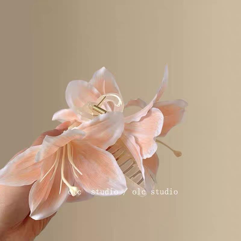 Весенне-летняя цветочная заколка для волос: Дизайн «Лилия, Роза и Гибискус»