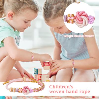 Я из тебя для моей внучки. Браслет «Персиковый узел» — регулируемый плетеный браслет, сделанный бабушкой для внучки.