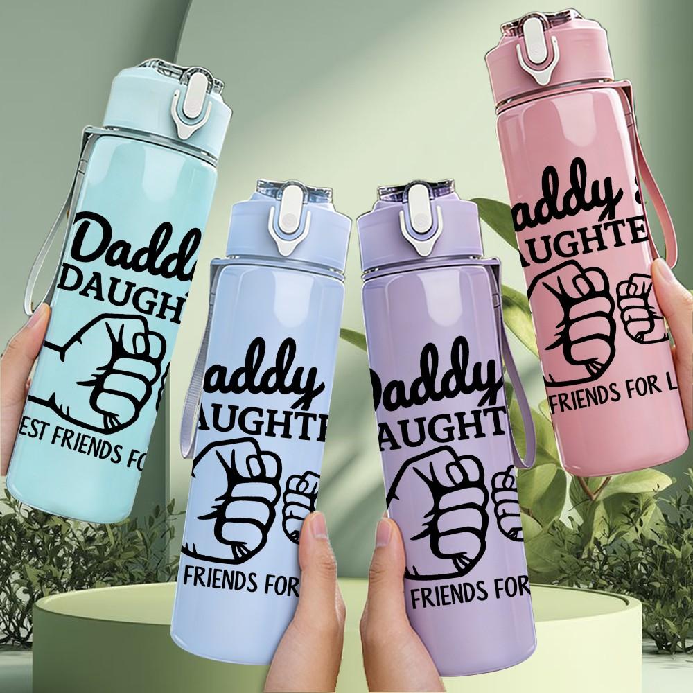 1PC Daddy And Daughter Slogan Badge Print 750ml Color Plastic Sports Water Bottle Leakproof Flip Straw Lid Suitable for Sports Office Home Use