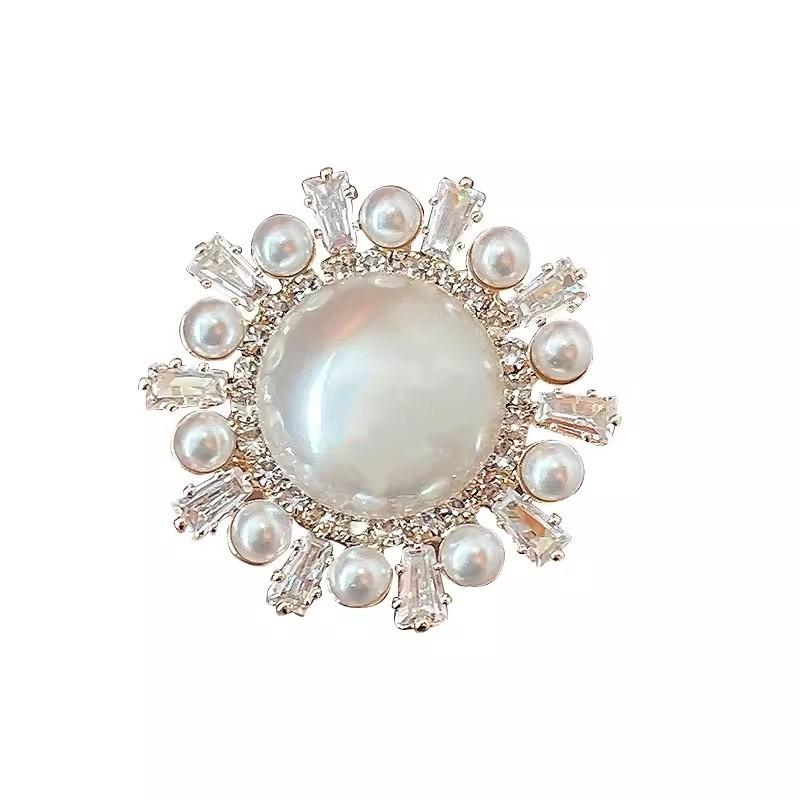 Sunflower Brooch, Women's Exquisite Pearl Brooch, Niche High-end Design Sense, Brooch, Neckline Anti-glare Accessory
