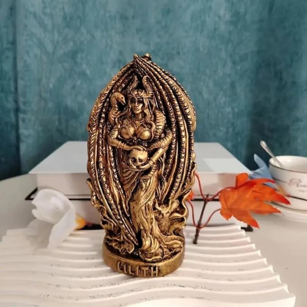 Статуэтка Лилит из смолы - готическая скульптура Лилит для алтарей и декора стола, вдохновленная скандинавской мифологией (золотой)