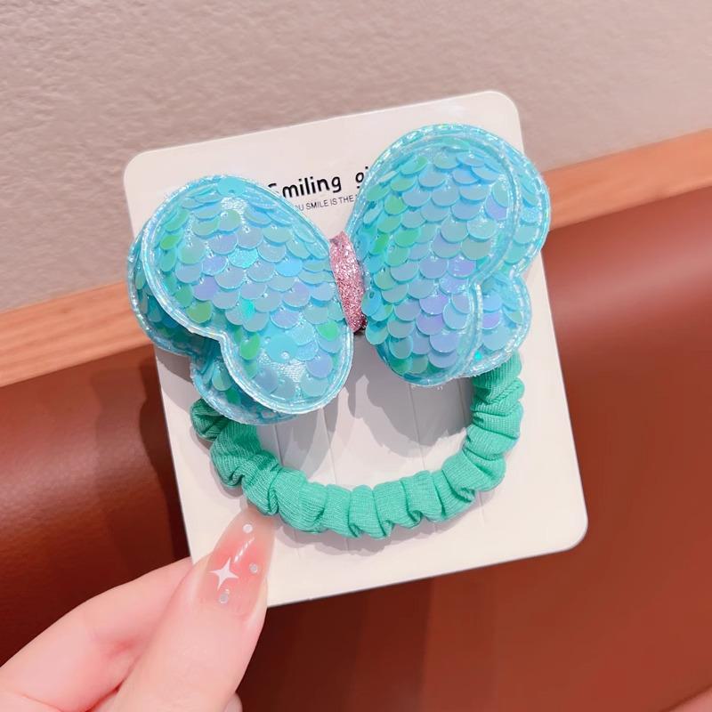 Детская резинка для волос с пайетками в виде бабочки не повредит волосы. Идеально подходит для высоких хвостов или в качестве головного убора для девочек.