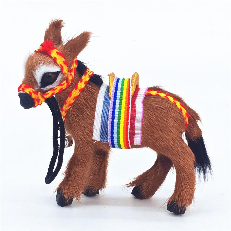 Очаровательная фигурка черного осла с разноцветной полосатой сбруей и бубенчиком. Декор для стола дома или в офисе. Статуэтка для помещения. Гостиная.