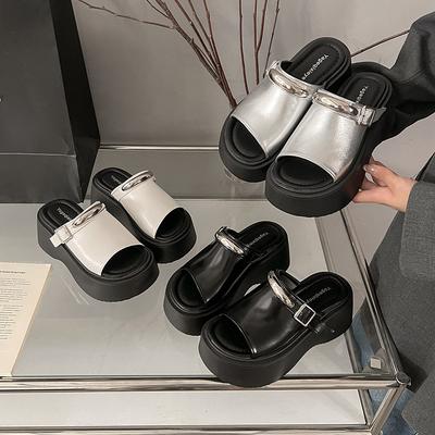 Маленькие прохладные тапочки на толстой подошве для женской уличной обуви 2025 лето новые сандалии на высоком каблуке с металлической пряжкой высокого класса и легкой подошвой для женщин