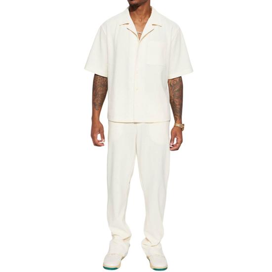 Комплект мужской одежды из 2 предметов: рубашка с лацканами, короткими рукавами и однобортной застежкой, брюки с эластичной талией, длинные, однотонные, свободного кроя, повседневный наряд