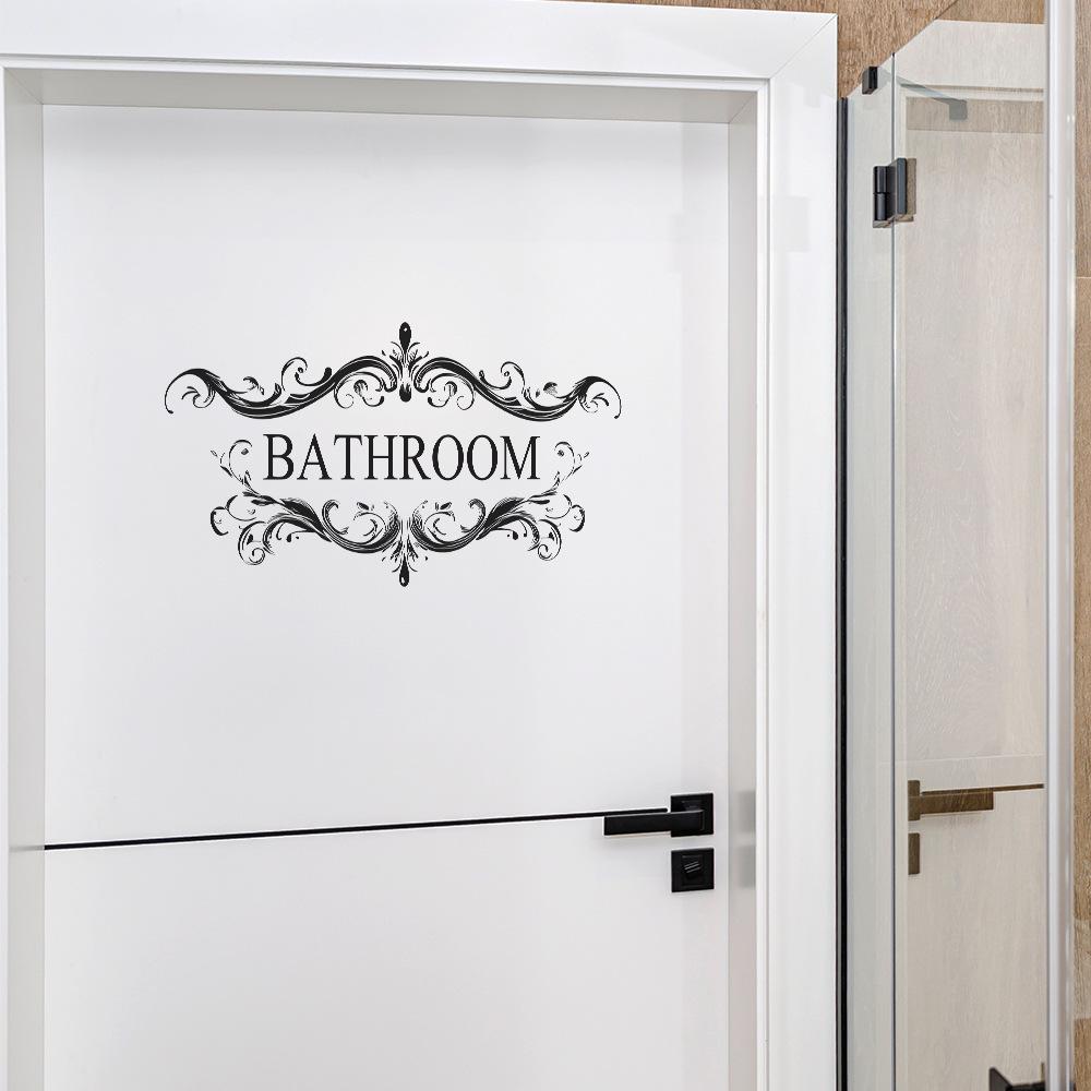 Дверь ванной комнаты с наклейкой на стену с изображением ландшафтного дизайна на заднем плане