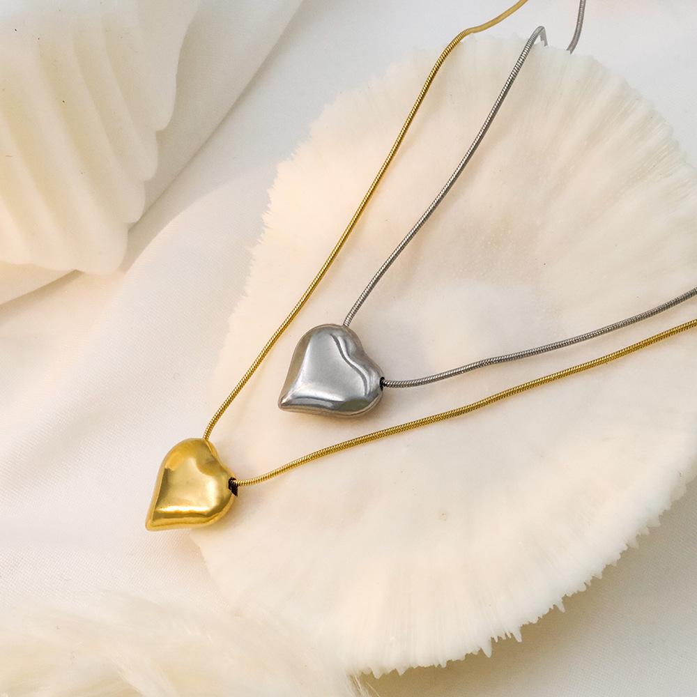 Chic 18k Gold Peach Heart Clavicle Chain: Minimalist 3D Pendant, Trendy Titanium Steel Necklace for Women