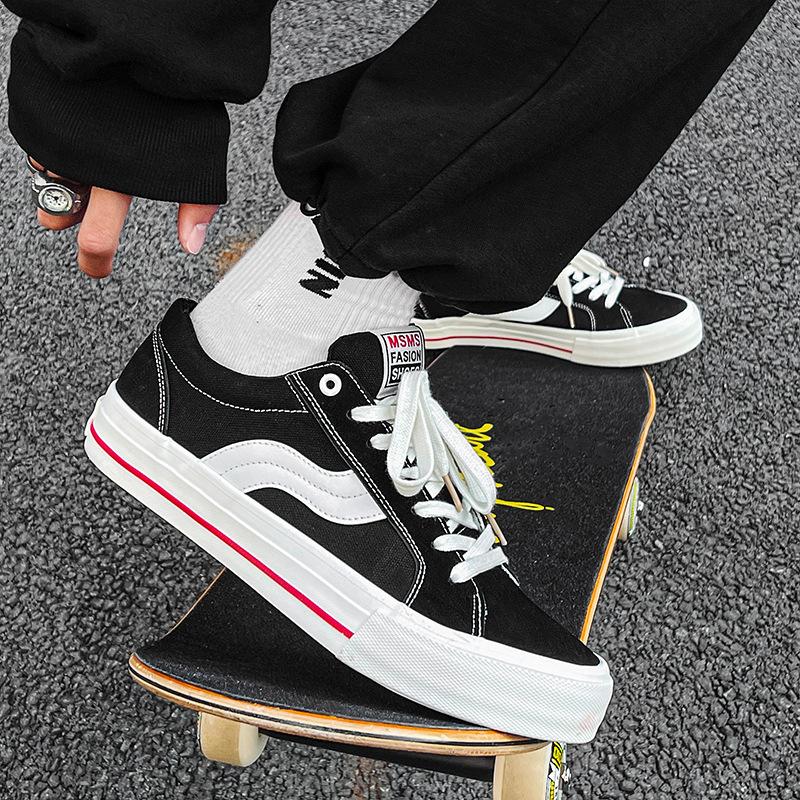 New 2026 spring men's shoes ins casual retro skateboard shoes niche design student canvas shoes men