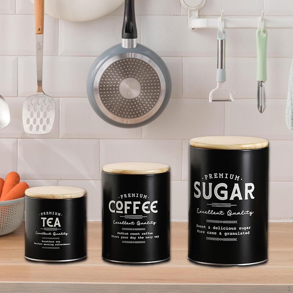 Композиция из 3 банок для хранения кофе, чая и сахара на кухонной столешнице