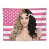 Один узор для гобелена с американским флагом от Melanie Martinez также подходит для украшения спальни и гостиной.