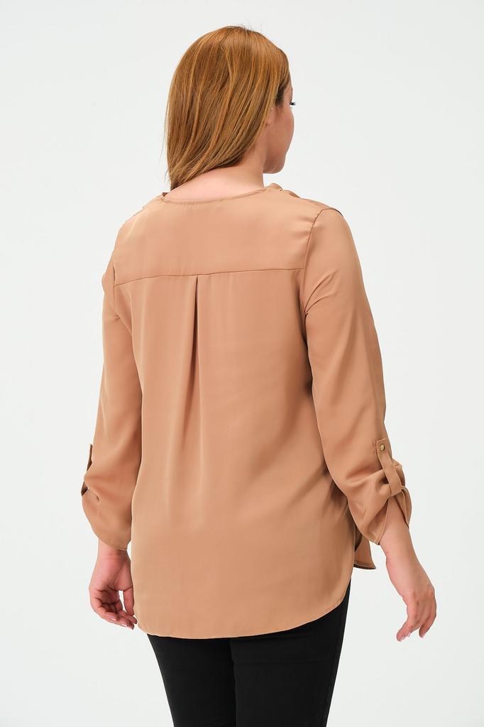 Женская блузка большого размера Блузка больших размеров с аксессуарами-цепочками на воротнике