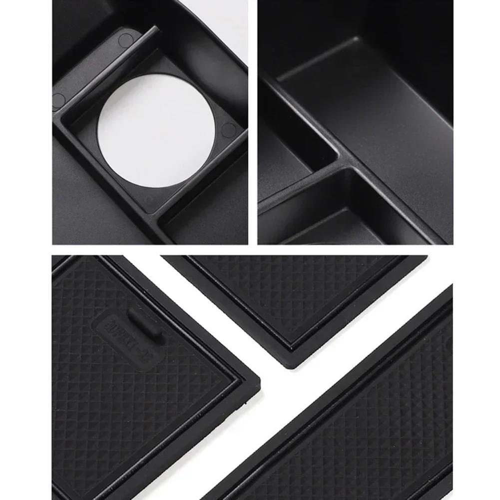 Используйте пространство эффективно с этим центральным органайзером для Dacia Spring. Легкая установка. Материал АБС. Черный