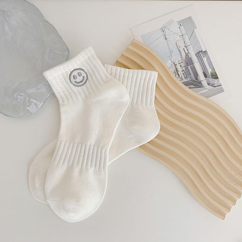 Женские спортивные носки до середины икры в корейском стиле с вышивкой в виде смайлика - Устойчивые к запаху и влагопоглощающие