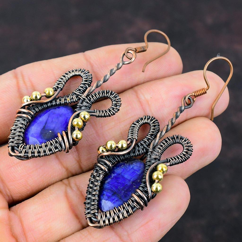 Граненые серьги с синим сапфиром Серьги в обертке из медной проволоки Синий сапфир Ювелирные изделия из драгоценных камней Дизайнерские серьги ручной работы Медные украшения для подарка