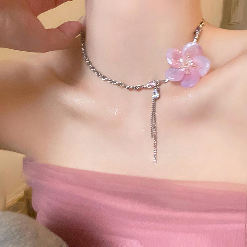 Ожерелье с подвеской в виде цветка из циркона и смолы, женское модное нишевое дизайнерское украшение на шею, универсальная милая цепочка до ключицы для ранней весны, легкая роскошь