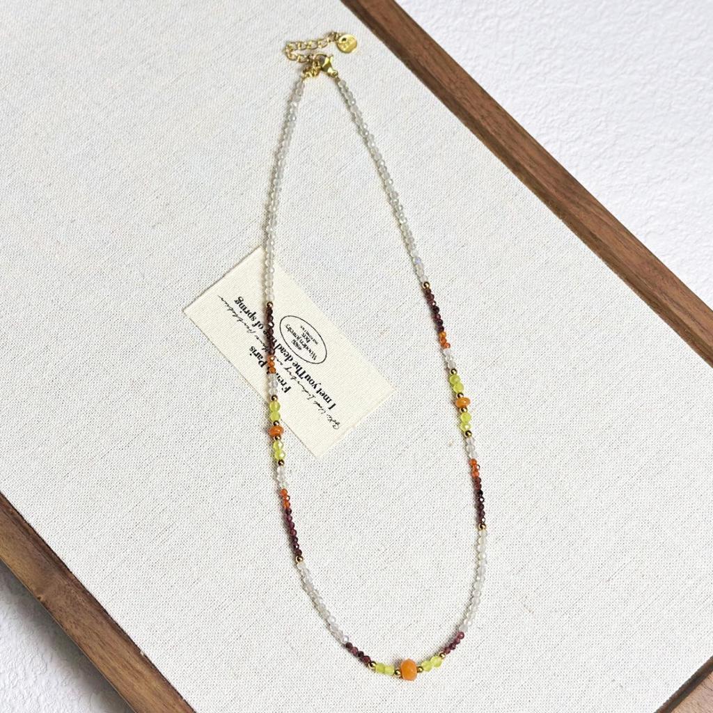 Роскошное многоцветное ожерелье из натуральных камней с лунным камнем и гранатовыми бусинами