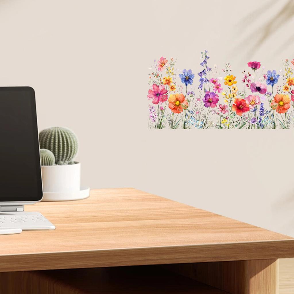 Красочные наклейки с цветочным декором у окна