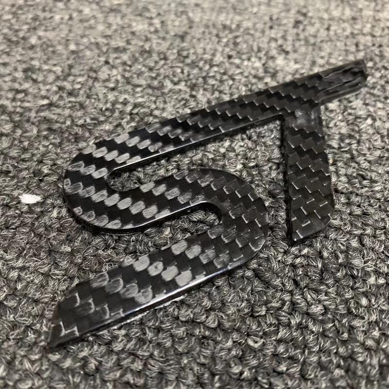 Car logo real carbon fiber ST logo m logo is applicable to Ford focus MK1 MK2 MK3 MK4 ST RS