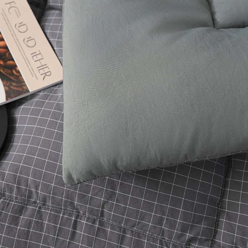 Сердцевина одеяла утолщается за счет стирки хлопка весной и осенью, чтобы сохранить тепло. Одеяло с кондиционером в одноместном или двухместном общежитии.