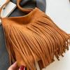 Женская сумка через плечо с кисточками через плечо