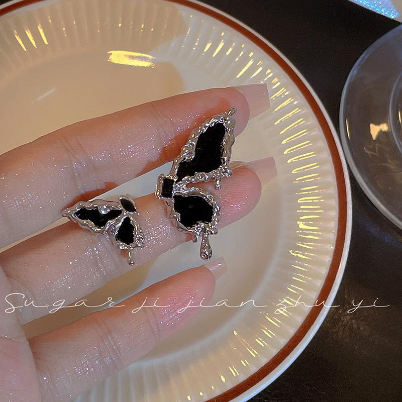 Sweet and cool babes asymmetrical dark butterfly earrings women's niche design sense personalized stud earrings senior
