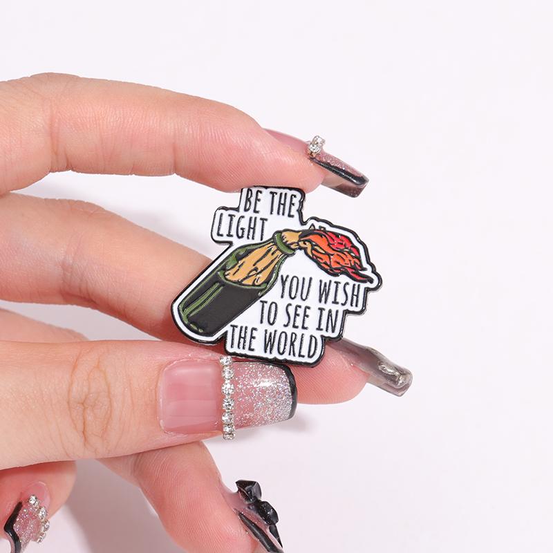 Вдохновляющие цитаты Эмалевые значки на заказ БУДЬ СВЕТОМ, КОТОРЫЙ ТЫ ХОЧЕШЬ ВИДЕТЬ Броши Значки на лацкан Забавные украшения Подарок для детей Друзей