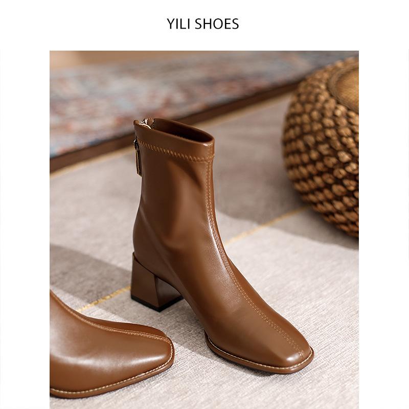 Коричневые массивные французские короткие ботинки для женщин, чтобы выглядеть стройнее. Новые бежевые ботильоны с квадратным носком и средней высоты каблуком C1349