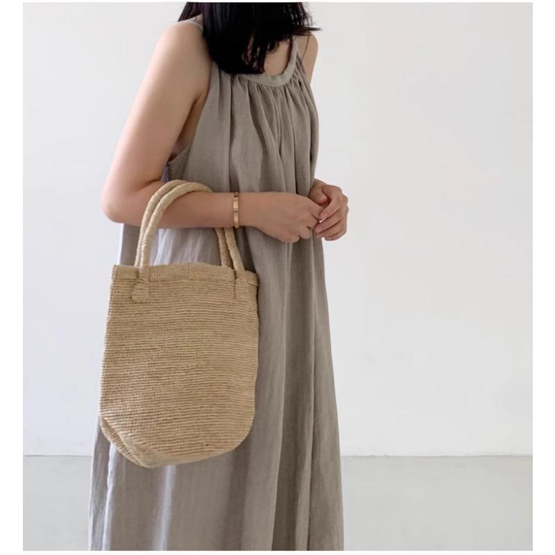 Платье без рукавов с бретелью через шею Свободное и облегающее платье без рукавов длиной выше колена