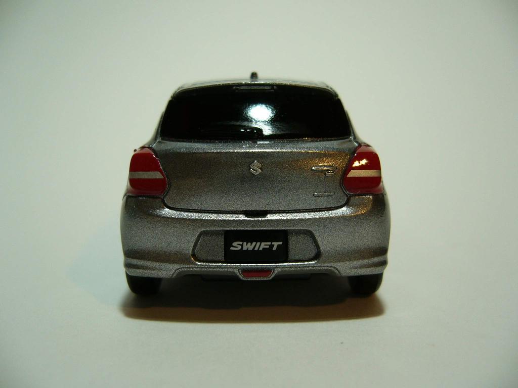 SUZUKI Новый Свифт Образец цвета автомобиля Не для продажи Миниатюрный автомобиль Премиум Серебристый металлик Инерционный