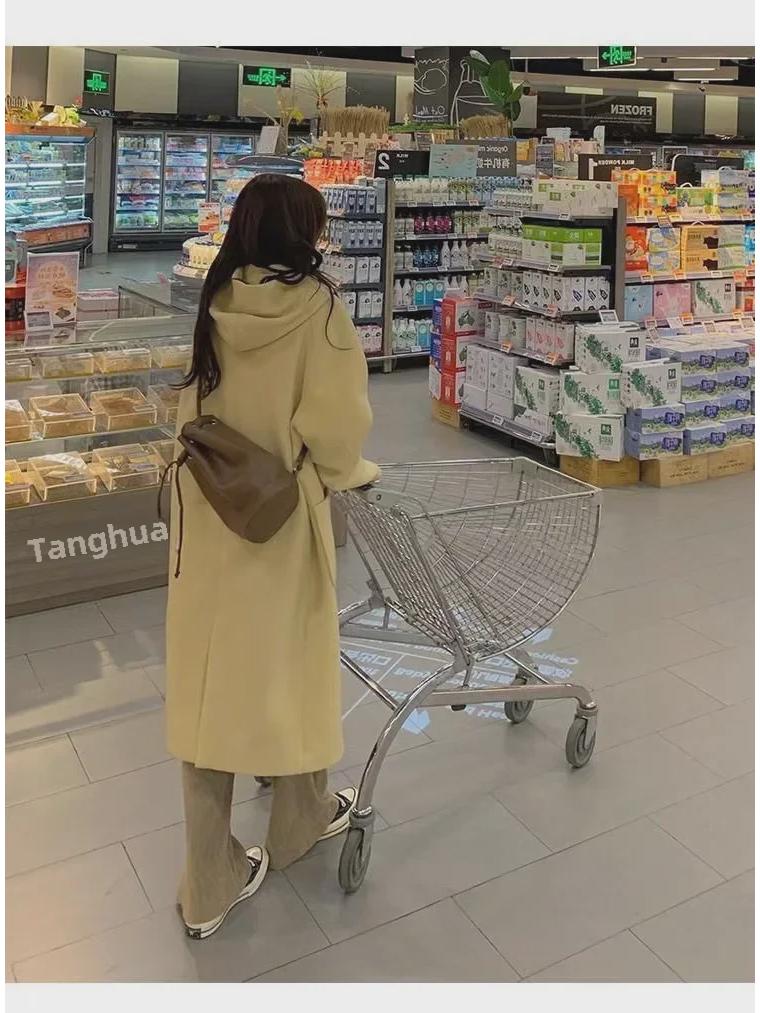 Женское шерстяное пальто средней длины с капюшоном и роговыми пуговицами 2023 года — трендовая осенне-зимняя мода