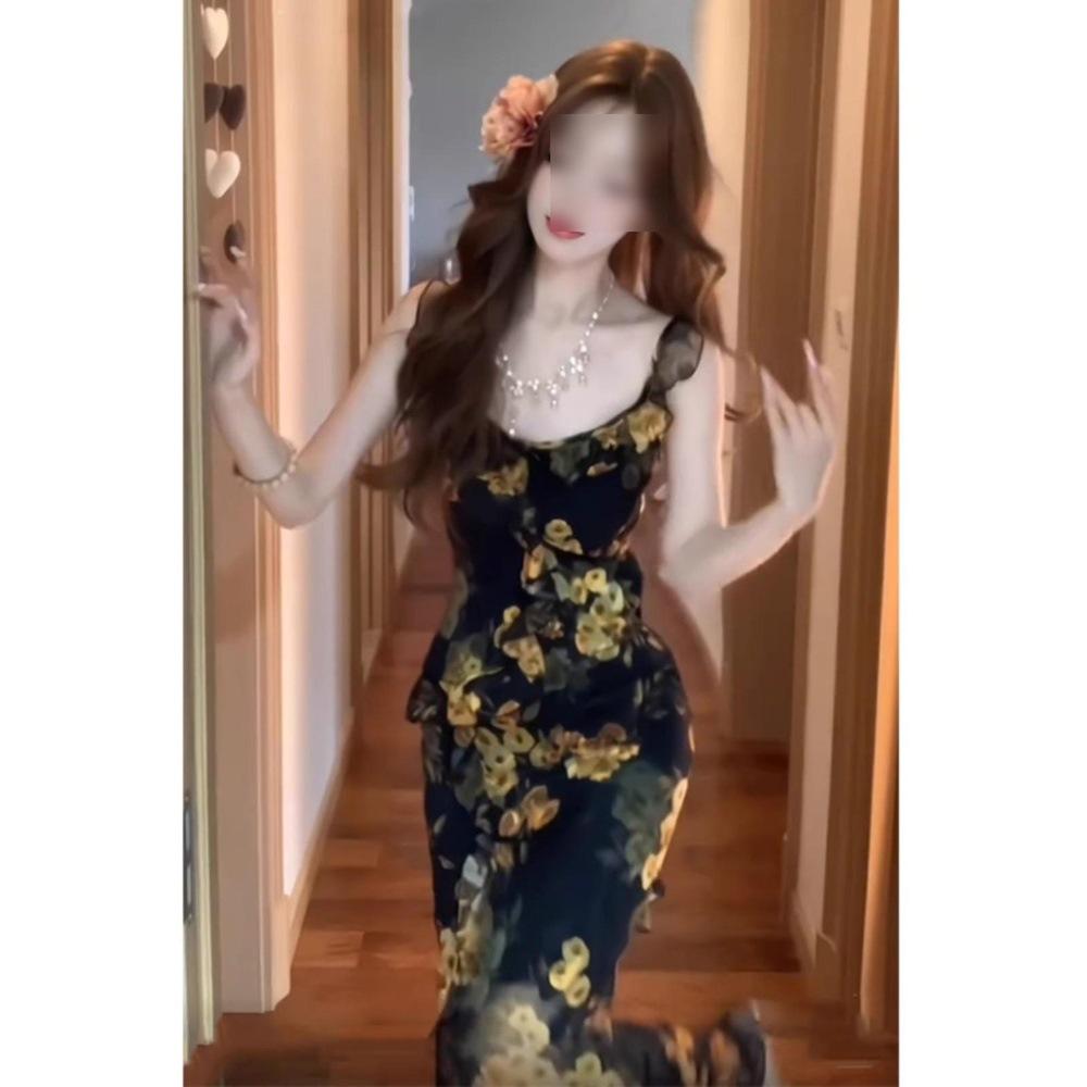 Ретро цветочное платье на бретелях женское летнее темпераментное с оборками, листовым краем, приталенное, с разрезом, облегающее бедра, длинная юбка