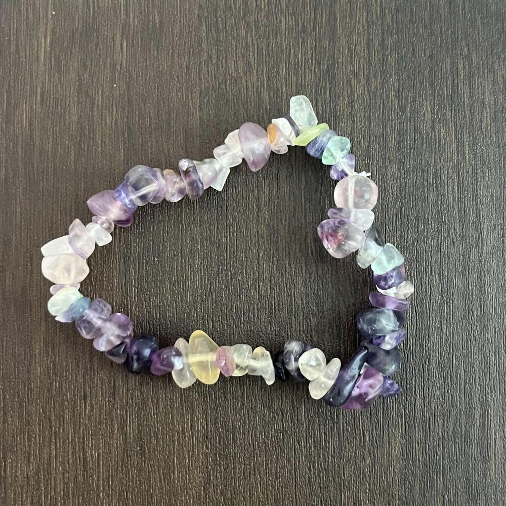 Браслет из разноцветных кристаллов с цитрином, тигровым глазом, лазуритом, аметистом и зеленым авантюрином на эластичном шнуре