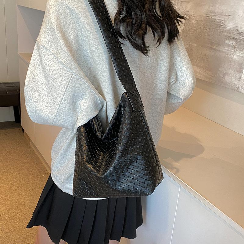 2024 Модная плетеная популярная сумка-тоут для поездок на работу, простая нишевая дизайнерская сумка через подмышку, иностранная сумка через плечо большой емкости