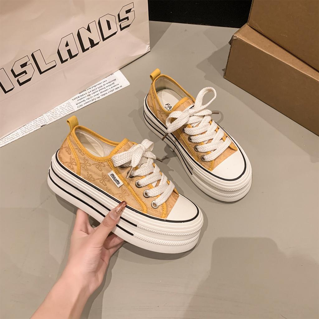 Дышащие новые толстые маленькие белые туфли женские летние туфли 2025 супер огонь с подошвой тонкие парусиновые туфли сезон повседневные универсальные юбка