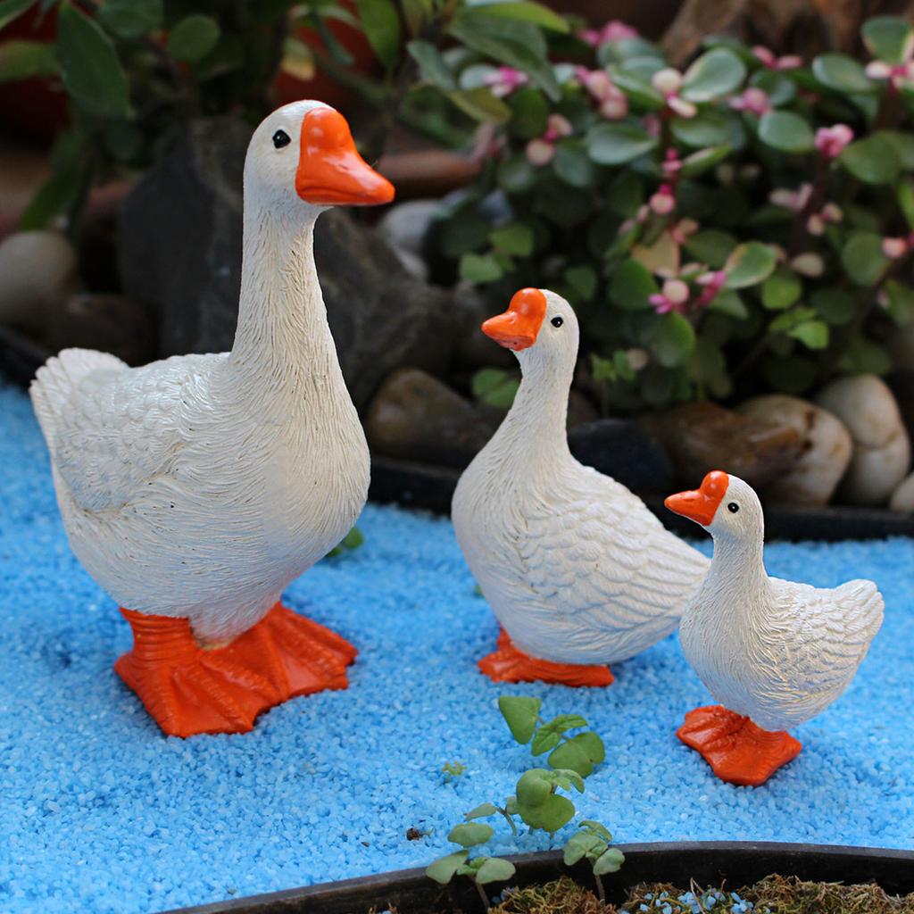Goose Figurine, Resin Goose Family Statue with Lifelike Design, Outdoor Garden Decor for Patio Lawn and Home