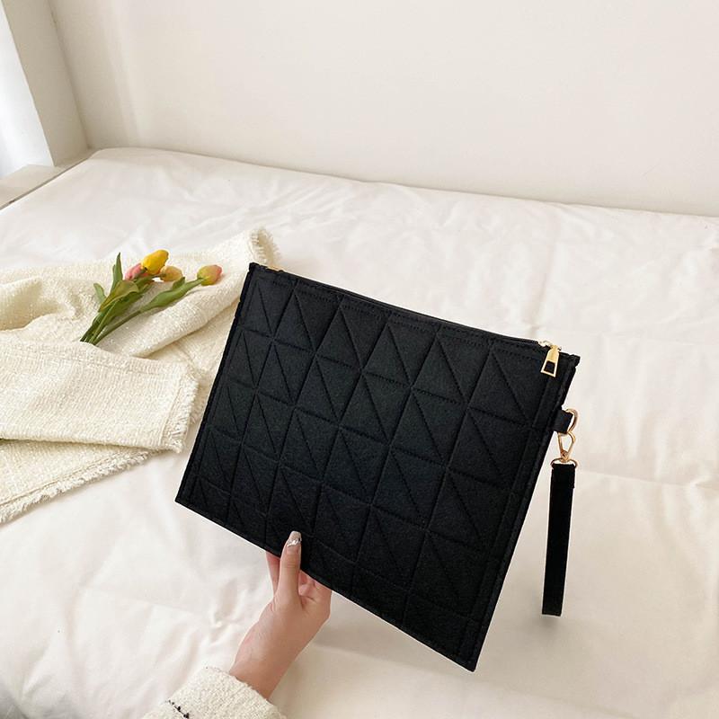 Стильная винтажная сумка-конверт для женщин черного, зеленого, фуксии и хаки цветов. Идеально подходит для повседневных весенних нарядов.