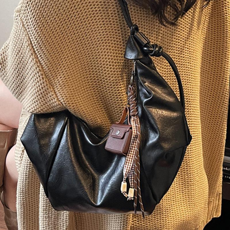 Commuting large-capacity soft leather dumpling bag women's winter new fashionable high-value messenger bag women