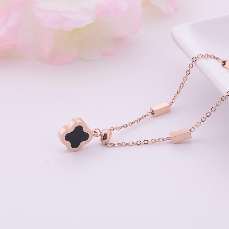 Ожерелье-ключица из розового золота с четырехлистным клевером