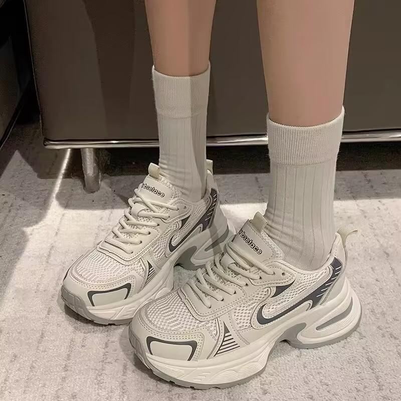 Популярные сетчатые дышащие кроссовки на толстой подошве для женщин, новинка 2025 года, весенняя спортивная женская обувь для отдыха, визуально уменьшающие кроссовки для бега