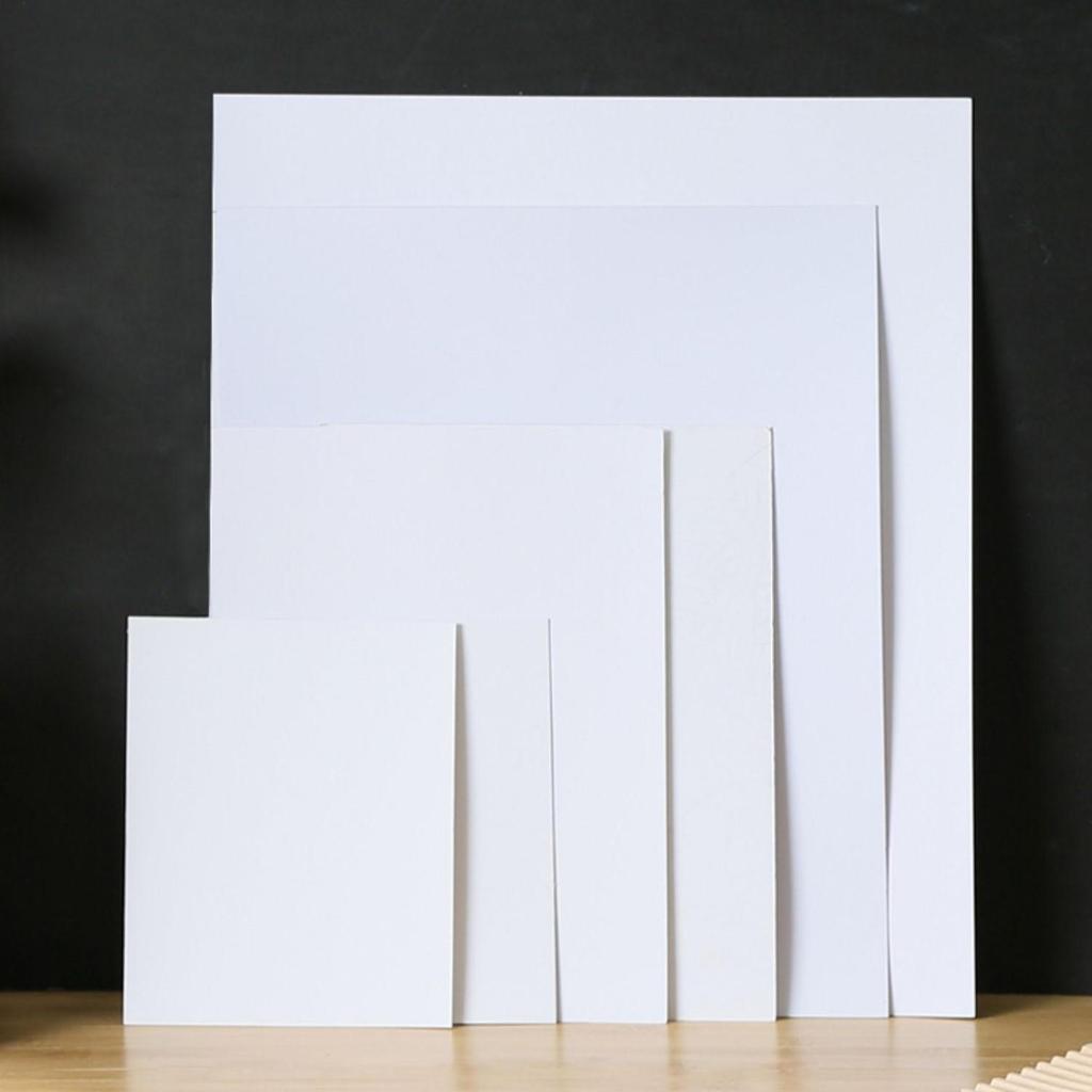 Белая картонная фоторамка с перфорированной бумагой