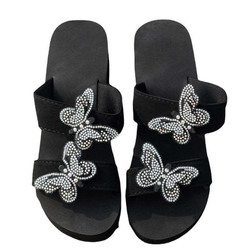 Тапочки на танкетке с кристаллами-бабочками для женщин 2024 года, сандалии большого размера на толстой подошве, женские нескользящие шлепанцы на платформе Mujer