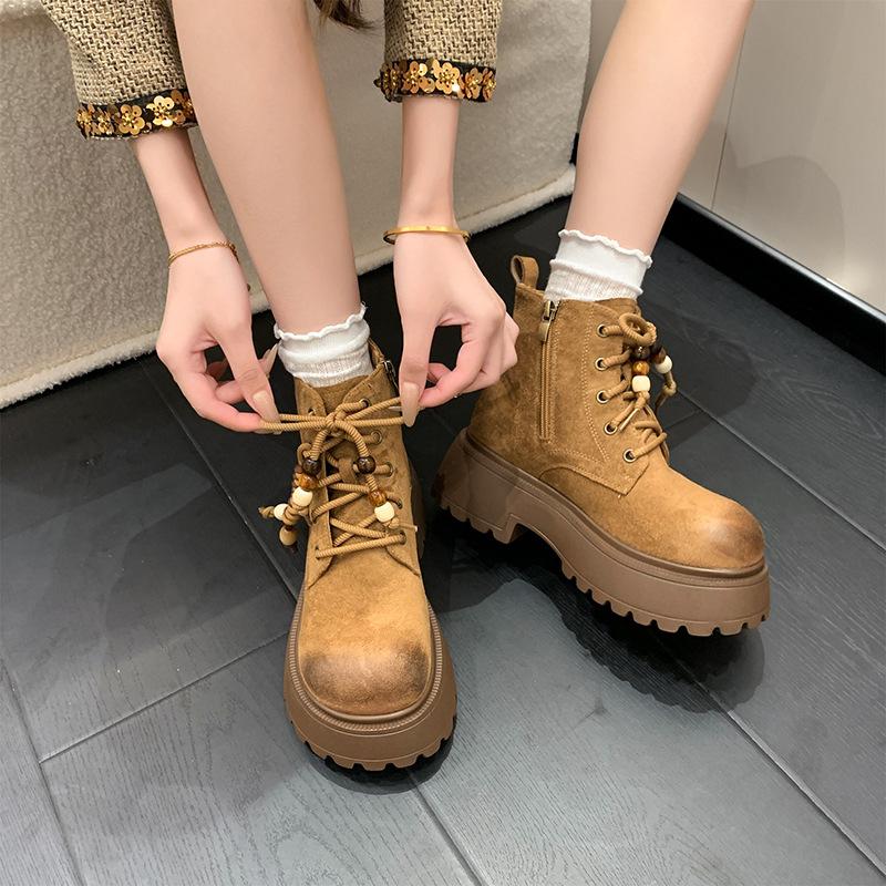 Ретро ботинки Мартин на толстой подошве с увеличением высоты для женской коллекции осень 2025, новые модные облегающие короткие ботинки на шнуровке цвета ревеня