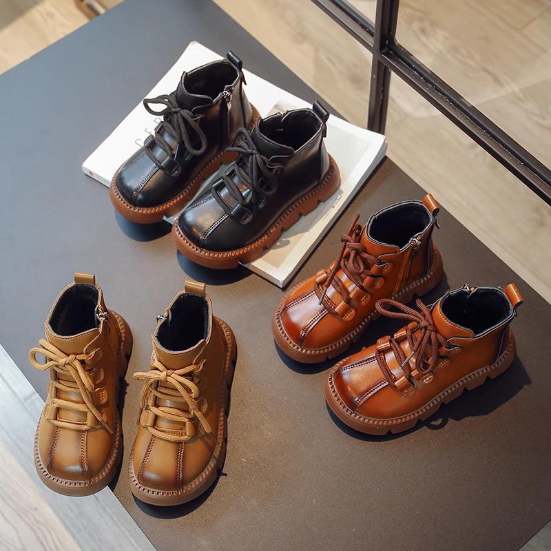 2024 Детские короткие ботинки для девочек, зимние новые модные корейские туфли с мягкой подошвой, нескользящие, британские универсальные кожаные туфли