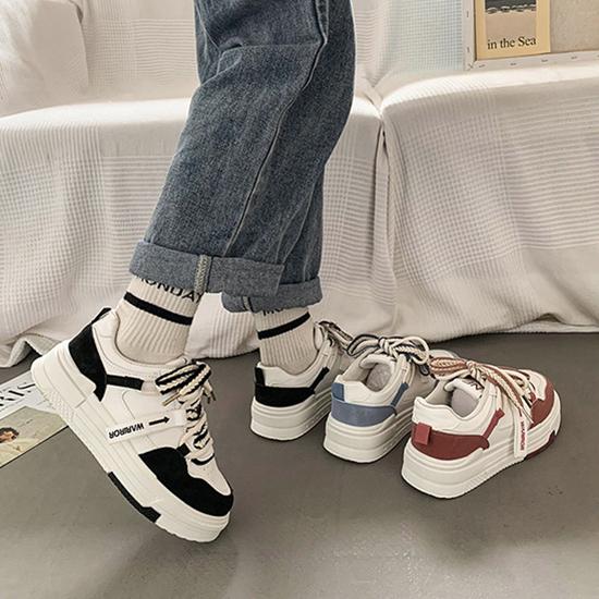 Маленькие весенние и осенние туфли для досок. Женские туфли для отдыха на толстой подошве. Маленькие белые туфли для студентов. Корейская обувь. Туфли на плоской доске. Модная повседневная женская обувь.