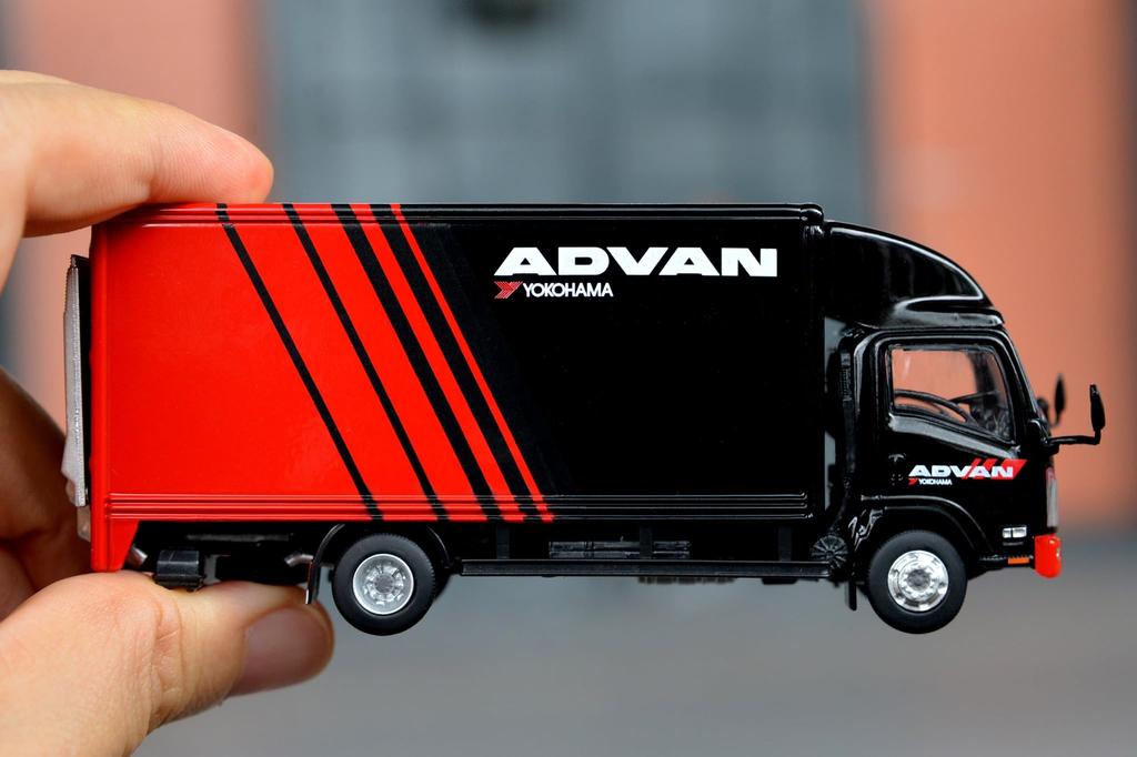 Крошечный город Isuzu N Series ADVAN Литая миниатюрная машинка 1/64