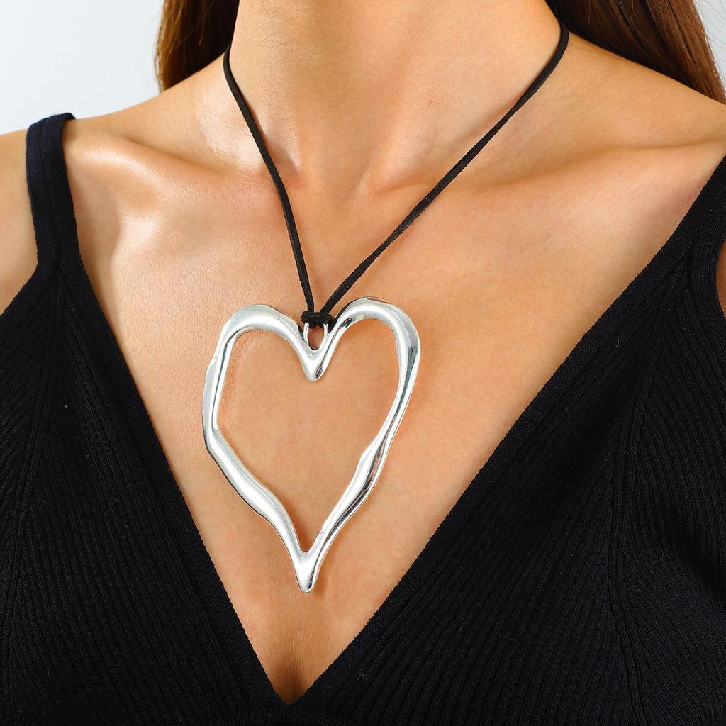European-American Geometric Irregular Heart Hollow Pendant Oval Wax Rope Necklace